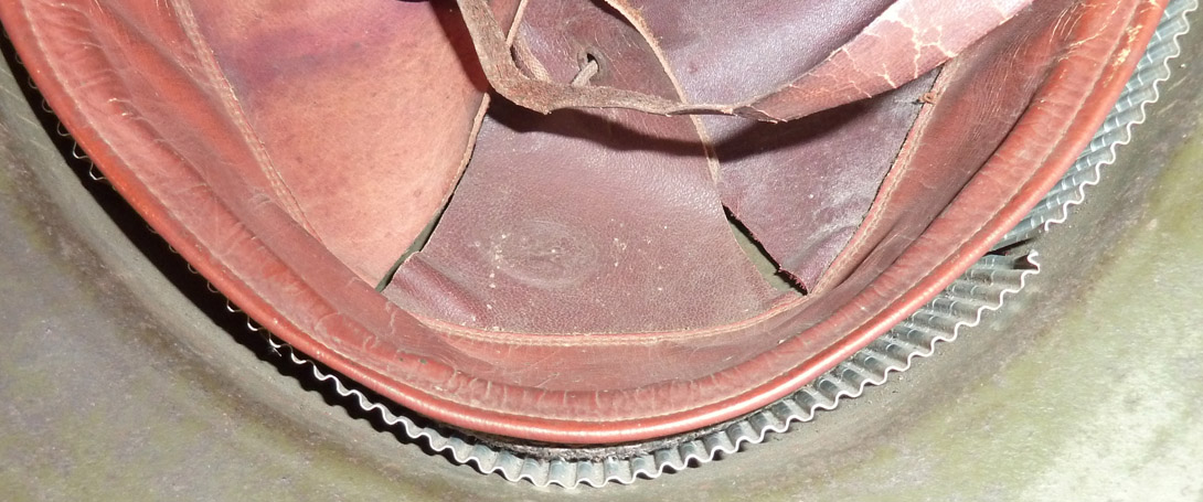 Détail maintien de la coiffe. Détail maintien de la coiffe.