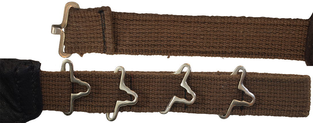 Jugulaire, fermeture assurée par un crochet. Jugulaire, fermeture assurée par un crochet.