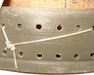 Cerclage plastique et maintien des éléments par fil de nylon. Cerclage plastique et maintien des éléments par fil de nylon.