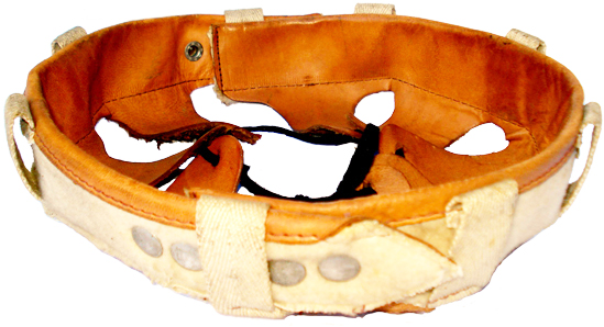 Vue de 3/4 dessus (coiffe à feutre blanc).