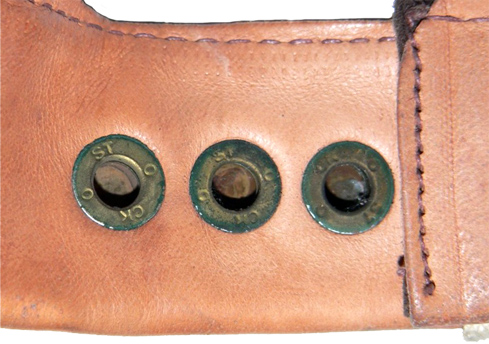 Ouvertures des pressions femelles (coiffe à feutre gris).