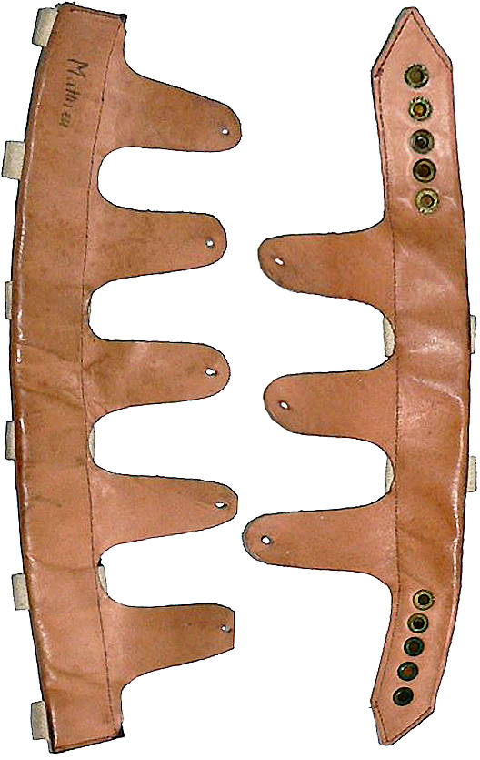 Les deux parties de la coiffe (feutre gris), côté tête.