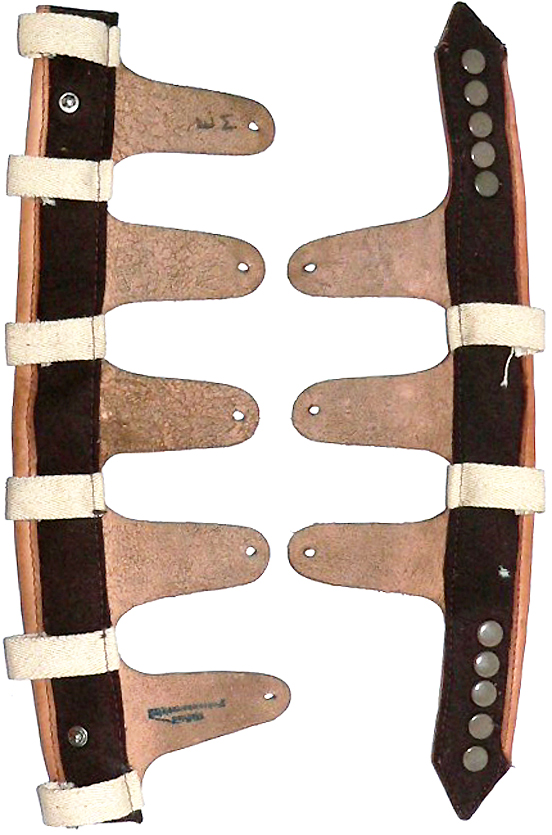 Les deux parties de la coiffe (feutre gris), côté coque.