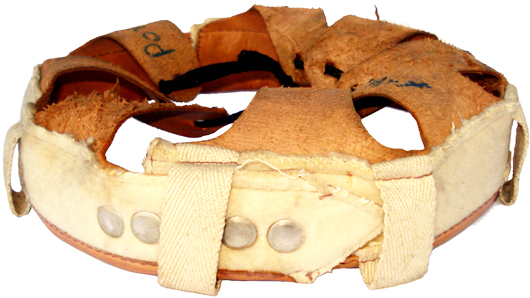 Vue de 3/4 dessous (coiffe à feutre blanc).