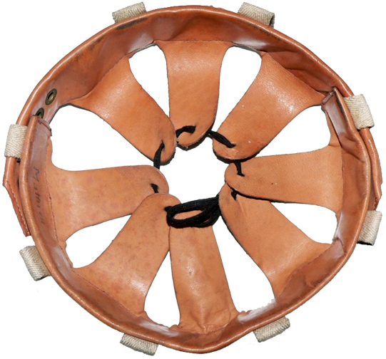 Intérieur (coiffe à feutre gris).