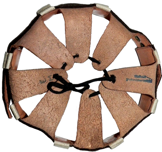 Extérieur (coiffe à feutre gris).