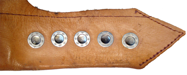 Ouvertures des pressions femelles (coiffe à feutre blanc).