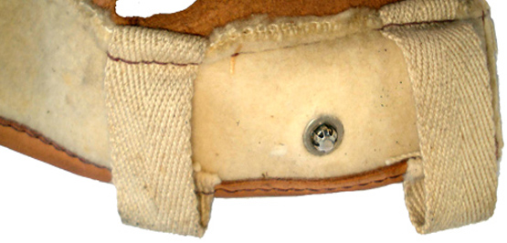 Pression mâle (coiffe à feutre blanc).