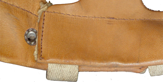 La tête de la pression mâle est noyée sous le cuir (coiffe à feutre blanc).