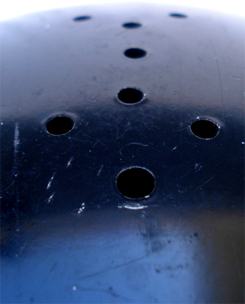 Trou pour le cimier devant les 7 évents.