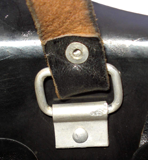 Pontet de jugulaire et son enchapure rivetée.