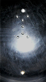 Trous de fixation de part et d'autre de l'aération.