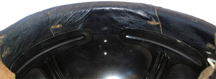 Vue intérieure des 4 rivets maintenant le bandeau.