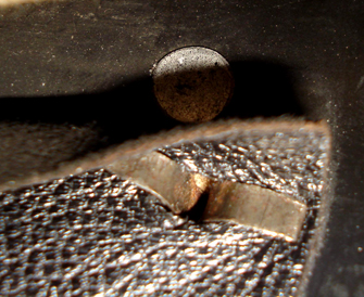 Extrémités repliées du rivet latéral gauche.