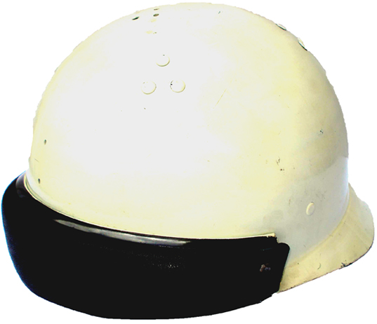 Casque repeint en blanc.