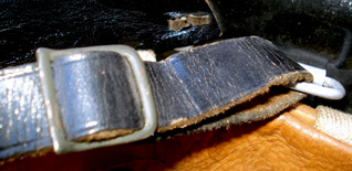 Passage dans le pontet gauche et dessus de la boucle.