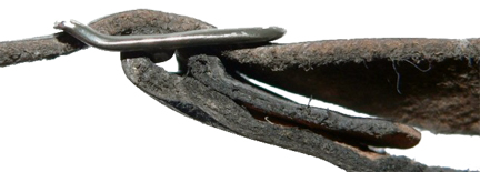 Passage de la jugulaire dans la boucle.