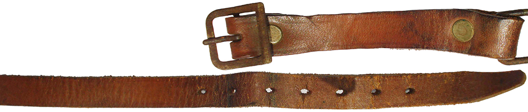 Jugulaire en cuir fauve. Jugulaire en cuir fauve.