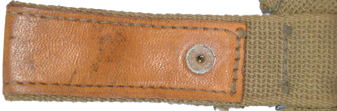 Bande de toile épaisse doublée de cuir avec bouton pression. Bande de toile épaisse doublée de cuir avec bouton pression.