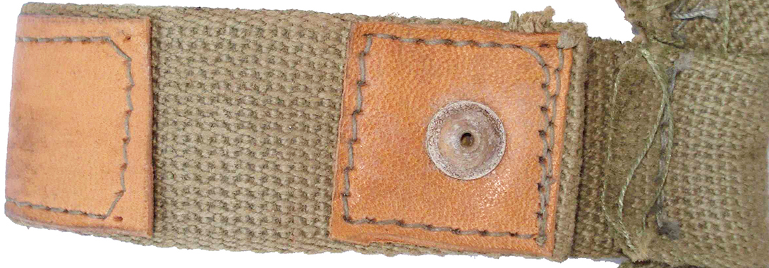 Bande de toile épaisse doublée de cuir avec bouton pression. Bande de toile épaisse doublée de cuir avec bouton pression.