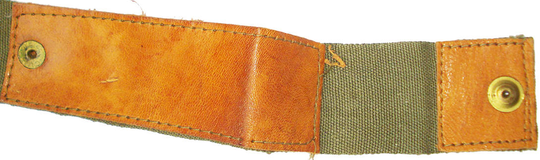 Bande de toile doublée de cuir avec bouton pression. Bande de toile doublée de cuir avec bouton pression.