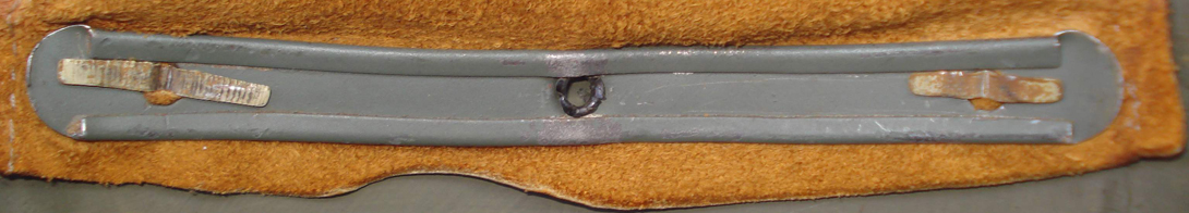 Plaque de maintien maintenue avec un rivet central, fixée dans la bombe avec les rivets latéraux. Plaque de maintien maintenue avec un rivet central, fixée dans la bombe avec les rivets latéraux.