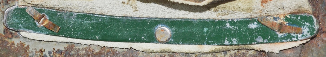 Plaque de maintien maintenue avec un rivet central, fixée dans la bombe avec les rivets latéraux. Plaque de maintien maintenue avec un rivet central, fixée dans la bombe avec les rivets latéraux.