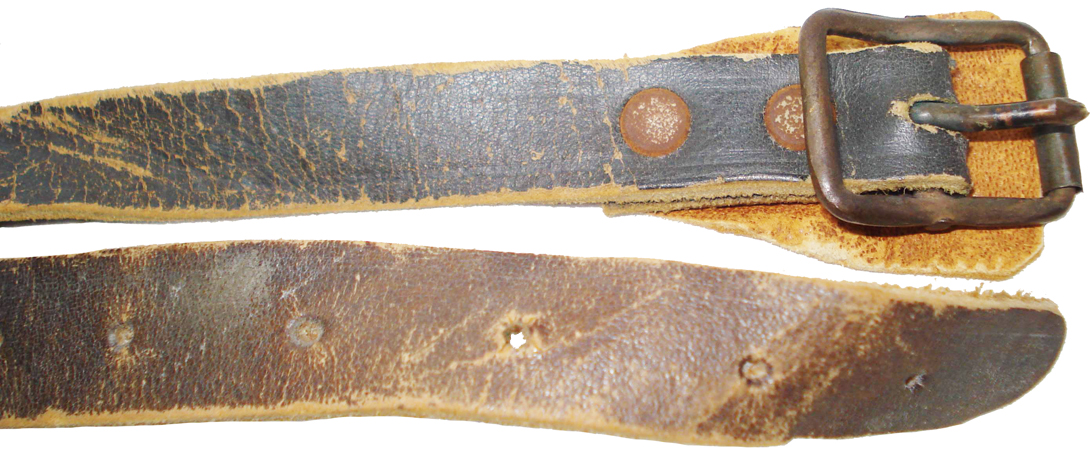 Autre type de jugulaire en cuir noir. Autre type de jugulaire en cuir noir.
