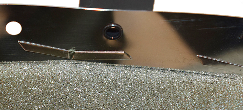 Suspension et bandeau doublé de mousse montés sur un cerclage métallique et retenus par des attaches parisiennes.