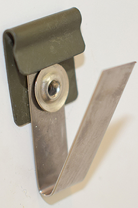 Support avec fourreau de jugulaire.