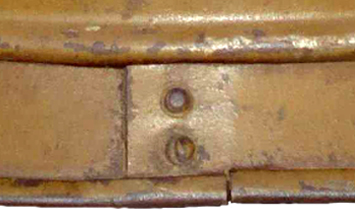 Le jouet de Paris, variante avec visière sous garde-nuque. Le jouet de Paris, variante avec visière sous garde-nuque.