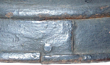 Anomalie, ce casque Auteroche n'a reçu qu'un rivet. Anomalie, ce casque Auteroche n'a reçu qu'un rivet.