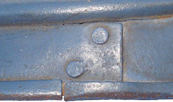 Dupeyron précoce, 2 rivets obliques à tête plate. Dupeyron précoce, 2 rivets obliques à tête plate.
