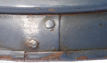 Dupeyron, 2 rivets obliques à tête plate. Dupeyron, 2 rivets obliques à tête plate.