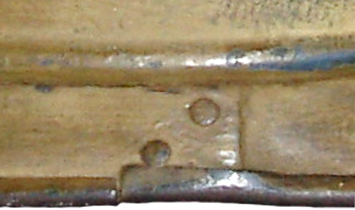 Dupeyron, 2 rivets obliques à tête plate. Dupeyron, 2 rivets obliques à tête plate.