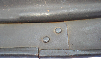 Reflex, 2 rivets obliques à tête ronde. .Reflex, 2 rivets obliques à tête ronde.