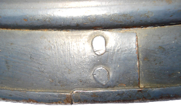 Delmas, variante : 2 rivets verticaux à tête plate. Delmas, variante : 2 rivets verticaux à tête plate.