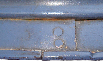 Reflex, 2 rivets verticaux à tête plate. Reflex, 2 rivets verticaux à tête plate.