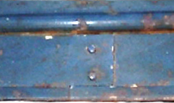 Cie des Compteurs, 2 rivets verticaux à tête ronde. Cie des Compteurs, 2 rivets verticaux à tête ronde.