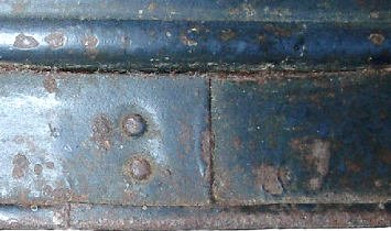 Le jouet de Paris, 2 rivets verticaux à tête ronde. .Le jouet de Paris, 2 rivets verticaux à tête ronde.