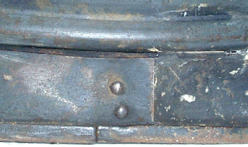 Reflex, 2 rivets verticaux à tête ronde. Reflex, 2 rivets verticaux à tête ronde.