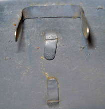 Agrafe-crampon avant (Japy). Agrafe-crampon avant (Japy).