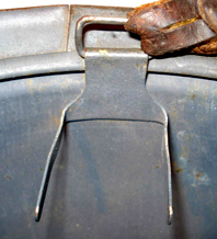 Agrafe-crampon latérale (Japy). Agrafe-crampon latérale (Japy).