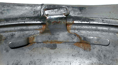 Agrafe-crampon latérale dépliée (Japy). Agrafe-crampon latérale dépliée (Japy).