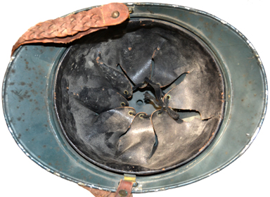 Casque en aluminium, vue de dessous. Casque en aluminium, vue de dessous.