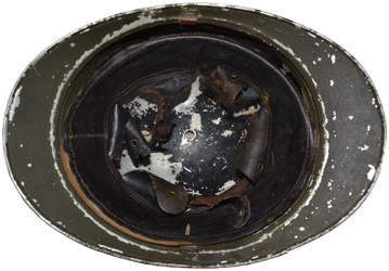 L'intérieur est peint en noir. L'intérieur est peint en noir.