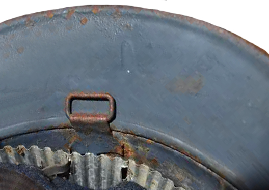 Erreur de fabrication, agrafe latérale à l'arrière. Erreur de fabrication, agrafe latérale à l'arrière.