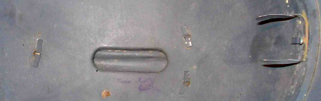 Rivets fendus du cimier vus de l'intérieur (Japy).  Rivets fendus du cimier vus de l'intérieur (Japy).