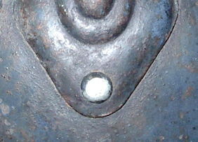 Tête d'un rivet de cimier (Japy). Tête d'un rivet de cimier  (Japy).