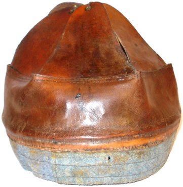 Le bandeau et les dents sont découpés séparément et cousus. Le bandeau et les dents sont découpés séparément et cousus.